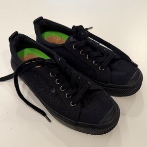 Cariuma Women's 7.5 Black Canvas Low Top Sneakers